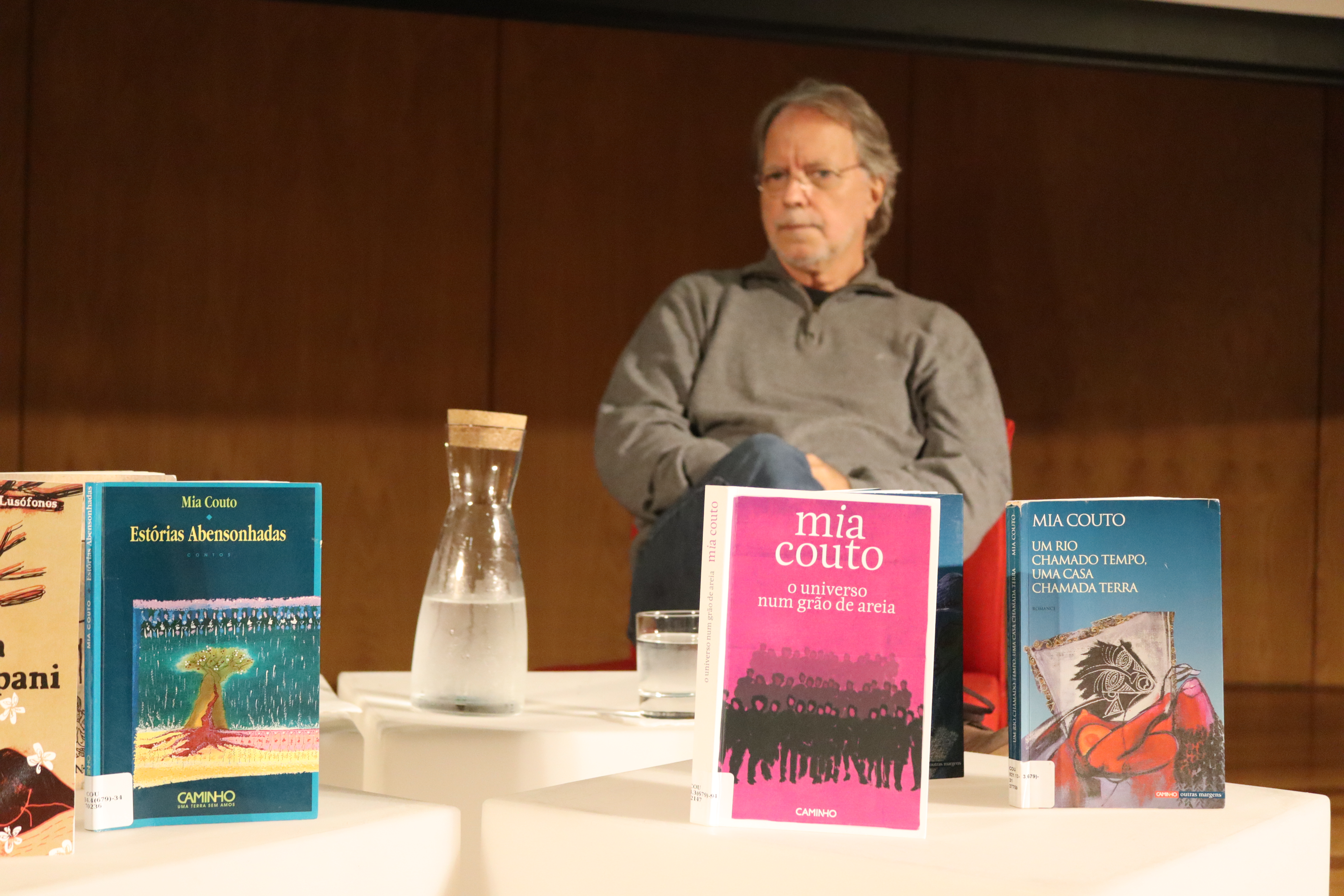 Uma conversa intimista numa biblioteca repleta: a ‘magia’ de Mia Couto em Torres Novas (c/vídeo)