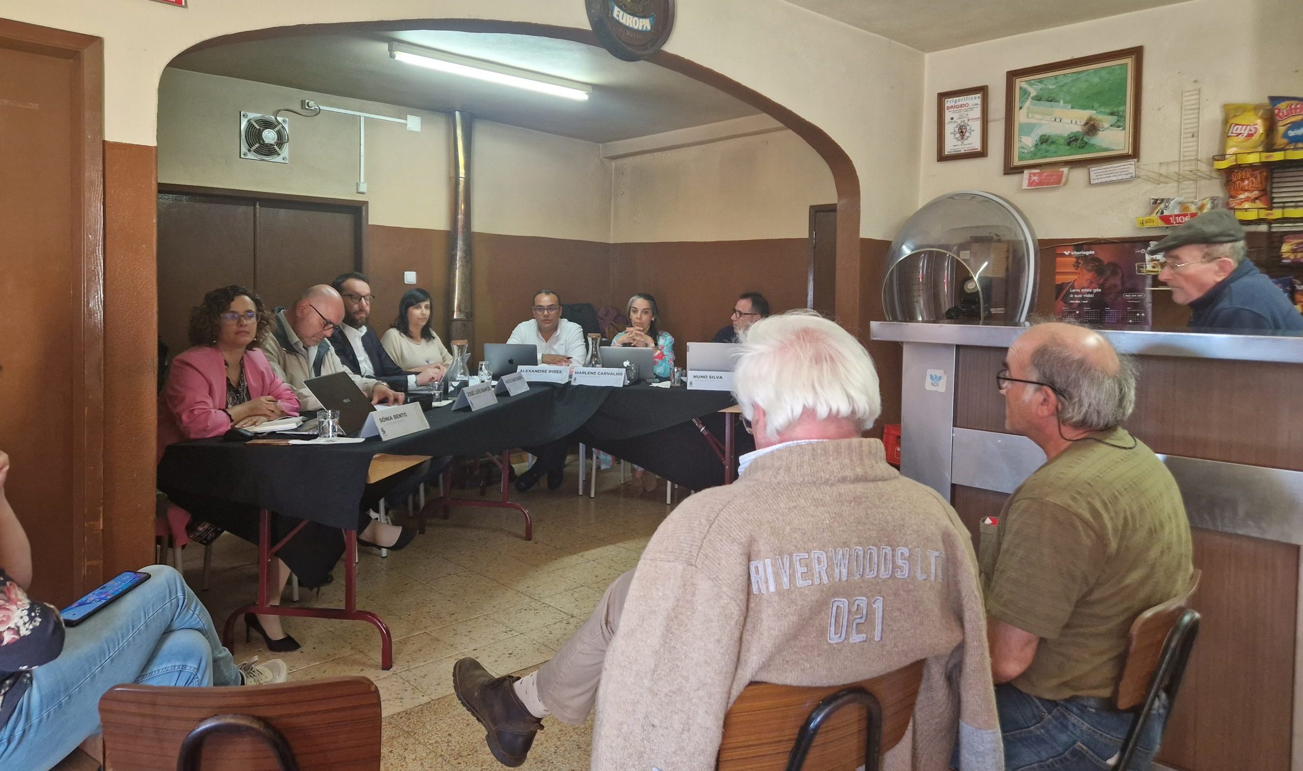Reunião de Câmara Municipal de Alcanena descentralizada no café Belmira
