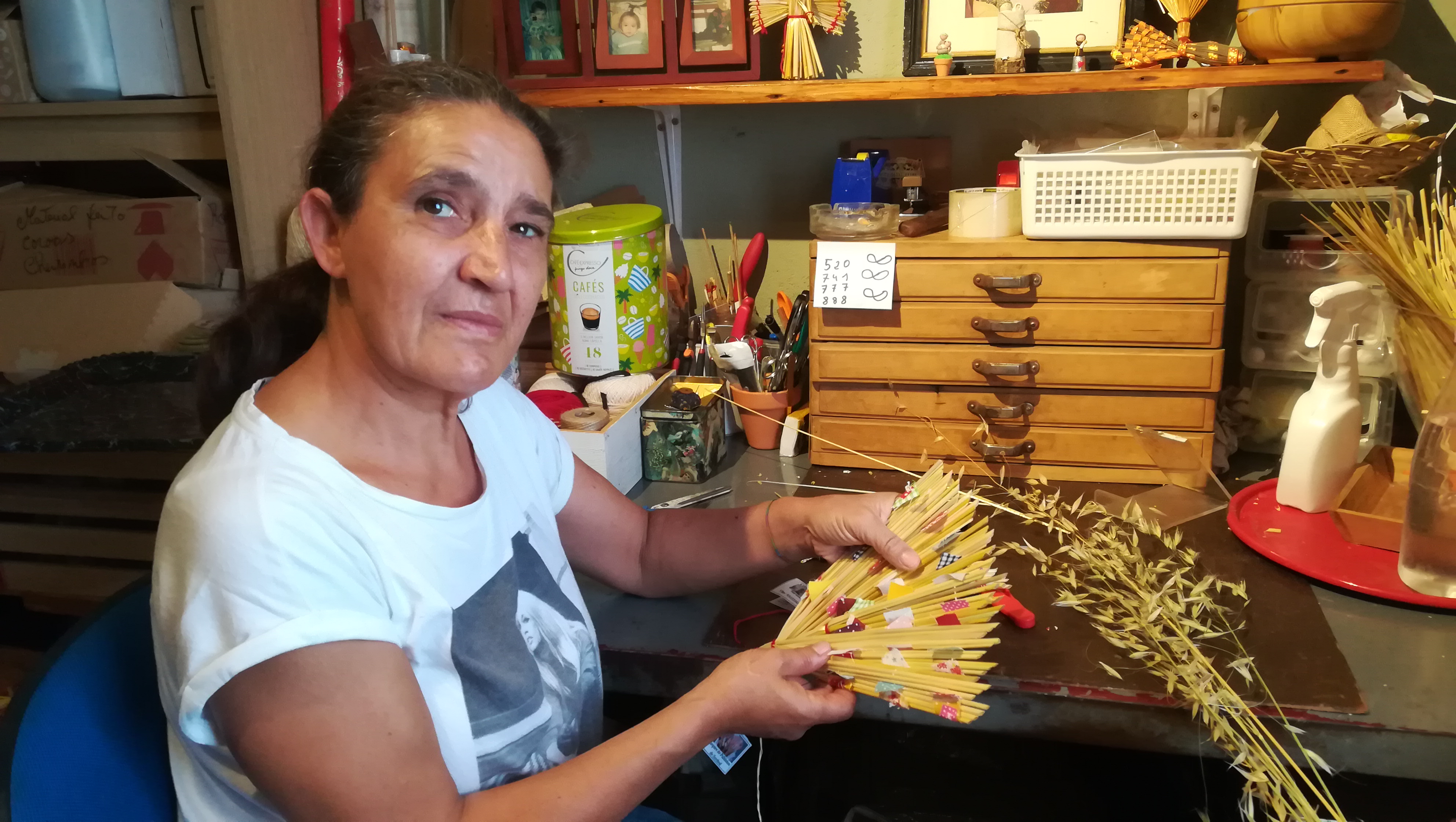 Leques de palha de Célia Santos em desfiles de moda na América do Norte