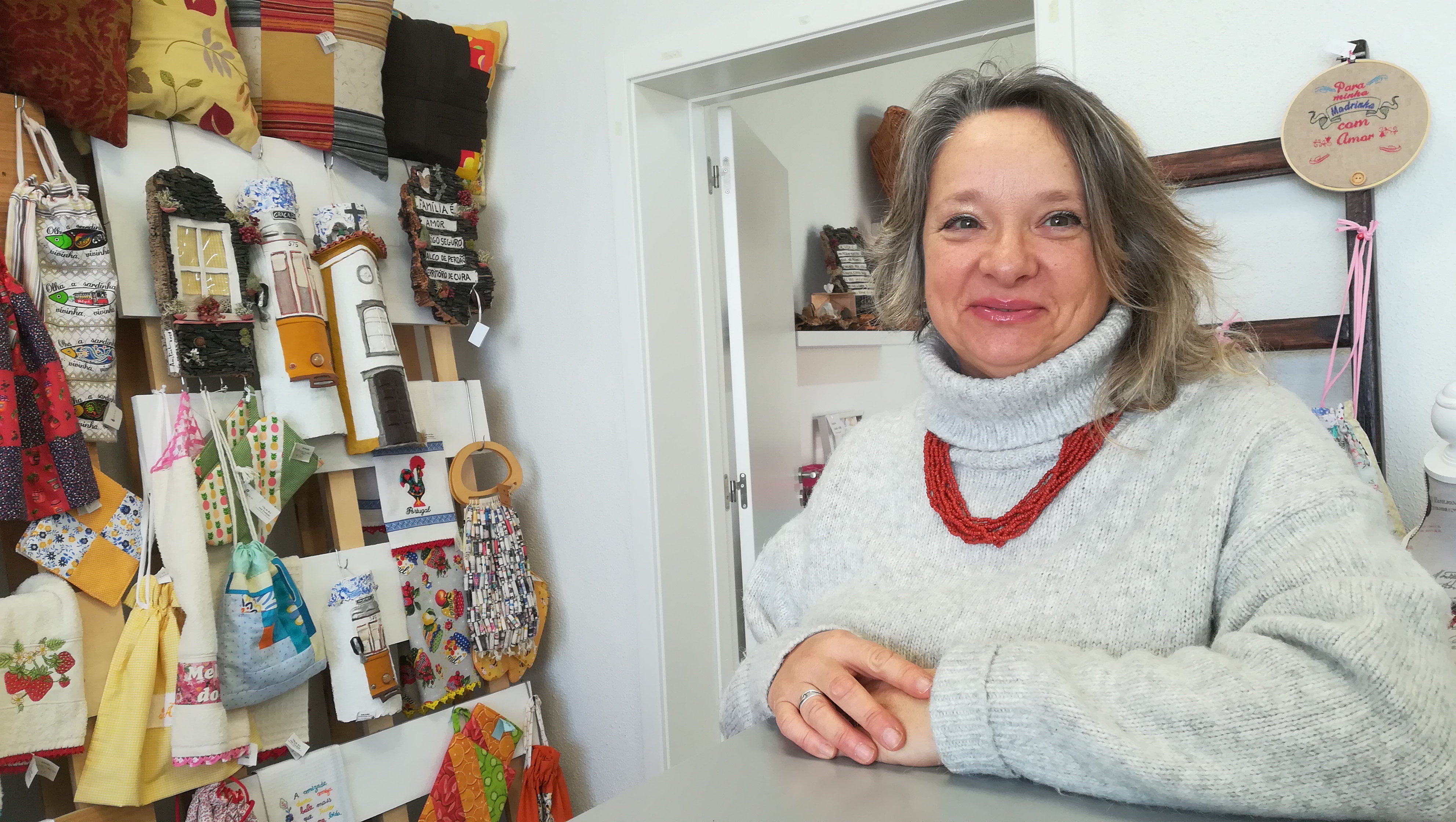 Ana Paula Aguiar e a arte de reciclar e transformar lixo em artesanato