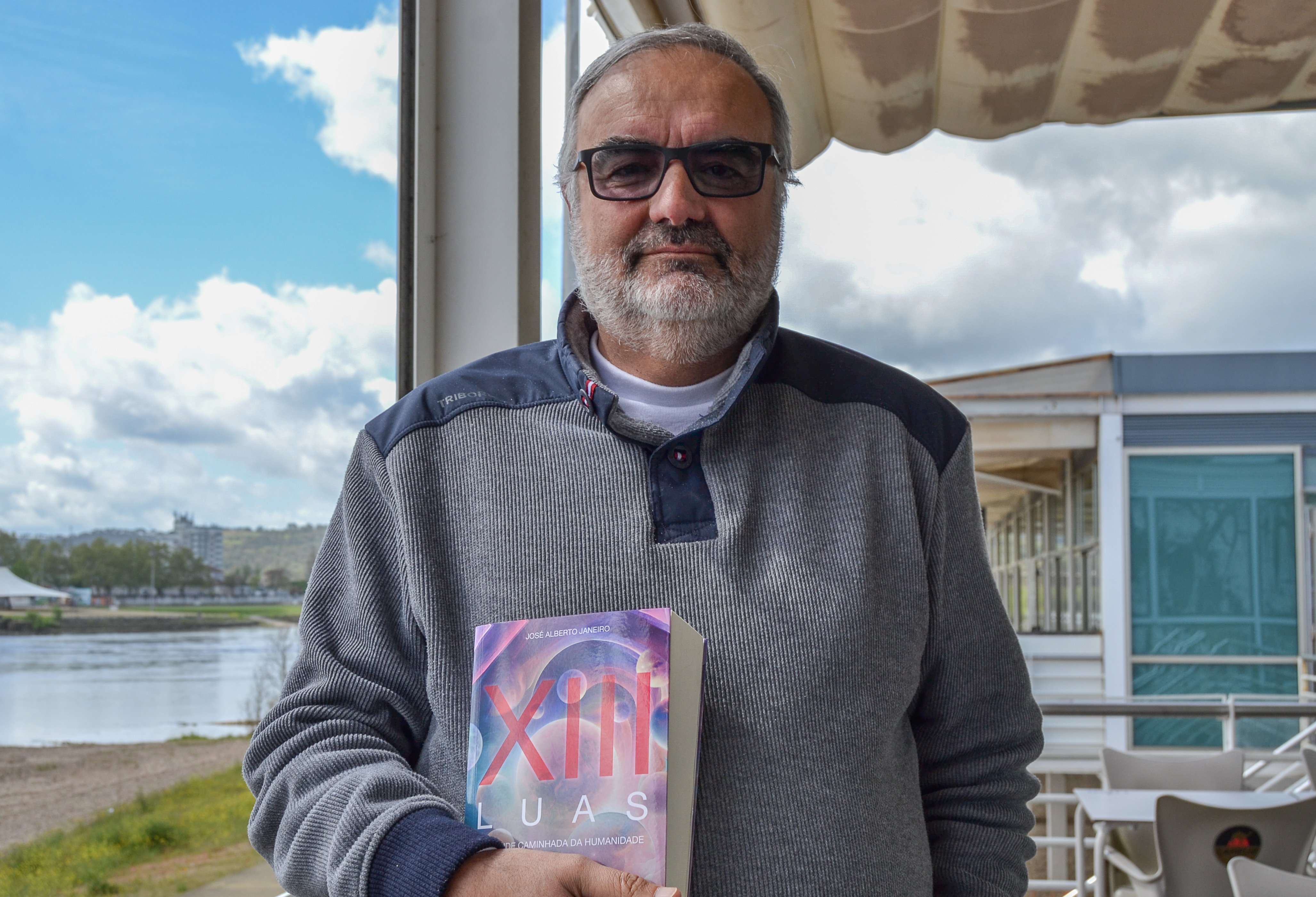 José Janeiro, o autor de “XIII Luas” que através da escrita procura decifrar “os mistérios da humanidade”